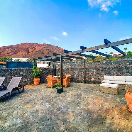 Under The Volcano In Playa Blanca בקתה