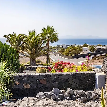 Under The Volcano In Playa Blanca בקתה